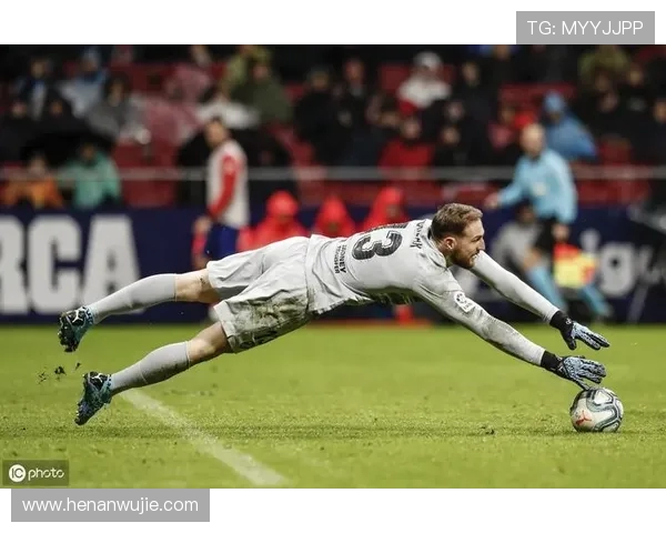 球场演技名场面：争执 “起飞” 看呆对手